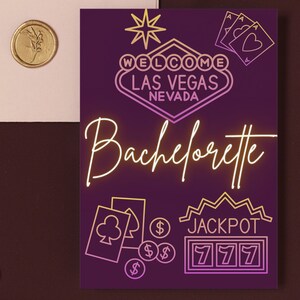 Puede incluir: Una tarjeta morada con un dise&ntilde;o en amarillo y rosa ne&oacute;n. La tarjeta dice "Bienvenido a Las Vegas Nevada" y "Bachelorette". Hay im&aacute;genes de cartas de juego, m&aacute;quinas tragamonedas y signos de d&oacute;lares.