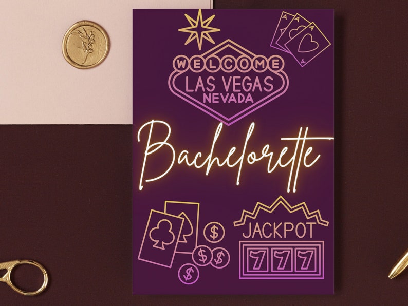Puede incluir: Una tarjeta morada con un dise&ntilde;o en amarillo y rosa ne&oacute;n. La tarjeta dice "Bienvenido a Las Vegas Nevada" y "Bachelorette". Hay im&aacute;genes de cartas de juego, m&aacute;quinas tragamonedas y signos de d&oacute;lares.
