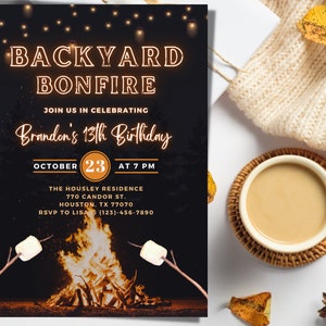Op de afbeelding: Een zwarte en oranje verjaardagsuitnodiging met een kampvuur en marshmallows. De tekst luidt "Backyard Bonfire" en "Join us in celebrating Brandon's 13th Birthday". De datum is 23 oktober om 19:00 uur. Het adres is 770 Candor St., Houston, TX 77070. RSVP naar Lisa (123)-456-7890.