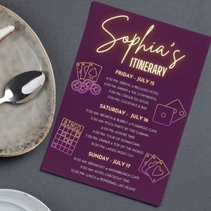 Puede incluir: Una tarjeta de itinerario morada con texto dorado para un viaje llamado "Sophia's Itinerary". El itinerario incluye fechas, horas y actividades para un viaje a Las Vegas. La tarjeta presenta iconos de cartas de juego, dados y una tarjeta de bingo.