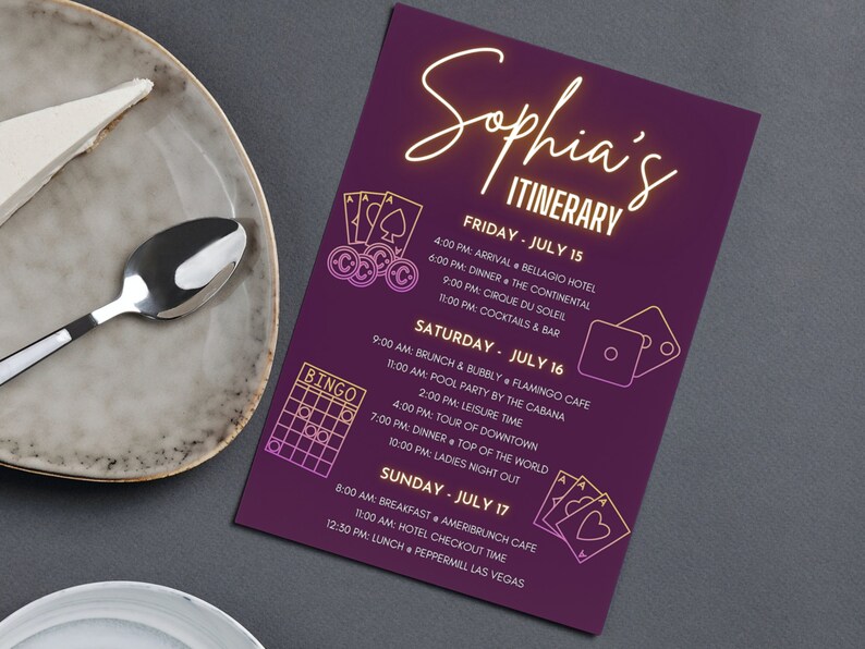 Puede incluir: Una tarjeta de itinerario morada con texto dorado para un viaje llamado "Sophia's Itinerary". El itinerario incluye fechas, horas y actividades para un viaje a Las Vegas. La tarjeta presenta iconos de cartas de juego, dados y una tarjeta de bingo.