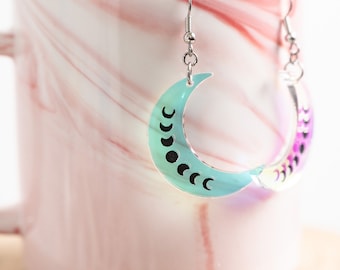 Ohrhänger mit Mondphasen-Motiv aus Acryl | Himmlische Ohrhänger mit Regenbogen-Schimmer | Lasergravierter Hexenschmuck | Geschenkidee aus Edelstahl