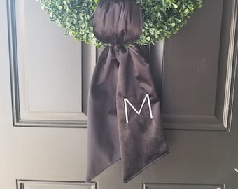 モダンなモノグラムリースサッシュ、ベルベット、リース、白黒、クリスマス、ツゲ、刺繍、モノグラム、リボン、秋、クラシック、ドア、アイボリー