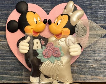 Mercancía vintage de Disney Parks: imán para refrigerador de Mickey y Minnie Mouse, marco para fotos de boda, novia y novio