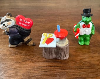 Set Valentines Day Hallmark Merry Miniatures Raccoon Turtle Valentine Figures