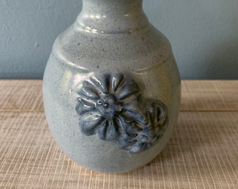 Jarrón de cerámica hecho a mano de EE. UU. Dekrech Originals flores azules años 80