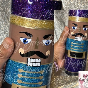 Personalisierter Nussknackerbecher - Nussknackerpuppe Reisebecher - Handbemalt - Weihnachtsbecher - für Nussknackerliebhaber