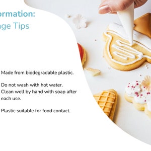 Puede incluir: Un juego de cuatro cortadores de galletas con forma de conos de helado. Los cortadores est&aacute;n hechos de pl&aacute;stico biodegradable y son aptos para el contacto con alimentos. La imagen muestra una mano decorando una galleta con glaseado blanco.