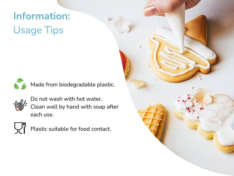 Puede incluir: Un juego de cuatro cortadores de galletas con forma de conos de helado. Los cortadores est&aacute;n hechos de pl&aacute;stico biodegradable y son aptos para el contacto con alimentos. La imagen muestra una mano decorando una galleta con glaseado blanco.