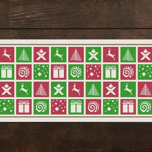 以下が含まれることがあります： 白枠の長い長方形のアドベントカレンダーで、48個の小さな正方形があります。各正方形には、クリスマスツリー、トナカイ、ギフトボックス、雪の結晶など、さまざまなクリスマスをテーマにしたデザインが施されています。正方形は緑と赤が交互になっています。