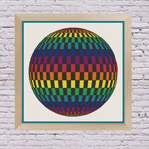 Op de afbeelding: Een ingelijst kunstwerk met een kleurrijke, regenboogkleurige bol met een geruit patroon. De bol is in een 3D-stijl weergegeven, waardoor de illusie van diepte en dimensie ontstaat.