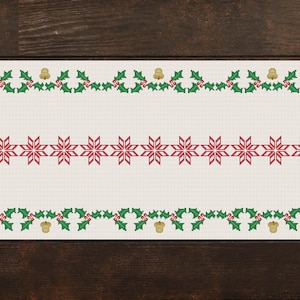 Könnte beinhalten: Weißer Tischläufer mit einem Design aus grünem Stechpalmenlaub und roten Sternen. Das Design zeigt ein sich wiederholendes Muster aus Stechpalmenblättern, roten Sternen und goldenen Glocken.