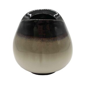 Könnte beinhalten: Eine Keramikvase mit runder, bauchiger Form. Die Vase ist in einem Farbverlauf von Braun, Beige und Weiß glasiert.
