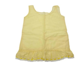 Traje de baño ligero para bebé, estilo años 50, color amarillo pastel, encaje blanco y volantes.