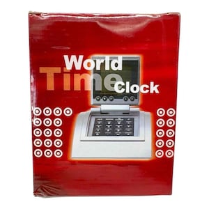 Puede incluir: Una caja roja con las palabras "World Time Clock" en letras blancas. La caja muestra un reloj plateado con una pantalla digital y un teclado.