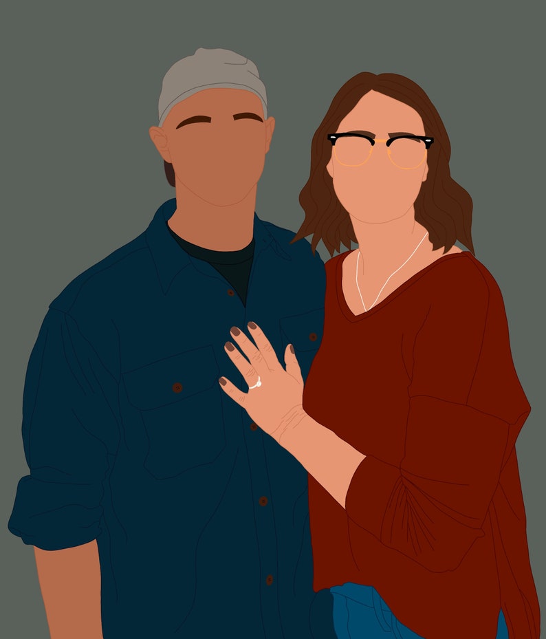 Pode incluir: Um casal posando para uma foto. A mulher est&aacute; vestindo um su&eacute;ter vermelho e &oacute;culos. O homem est&aacute; vestindo uma camisa azul e um chap&eacute;u cinza. A mulher est&aacute; com a m&atilde;o no peito do homem e est&aacute; usando um anel no dedo.