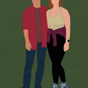 Pode incluir: Um casal vestindo roupas casuais, o homem com uma camisa vermelha e jeans azul, a mulher com uma camiseta bege sem mangas, cal&ccedil;as pretas e uma jaqueta bord&ocirc;. Ambos usam chap&eacute;us.