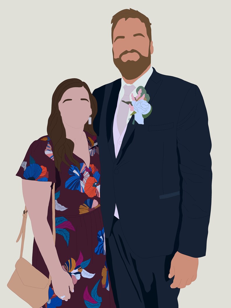 Pode incluir: Um casal posa para uma fotografia. A mulher est&aacute; usando um vestido floral com uma bolsa marrom. O homem est&aacute; usando um terno azul escuro com uma gravata rosa claro e uma flor na lapela.