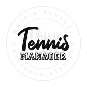 Peut inclure: Conception de texte noir et blanc qui lit "Whixies Tennis Manager" avec un cercle autour du texte qui lit "Whixie Bennett Whixies SVG Etsy.com".