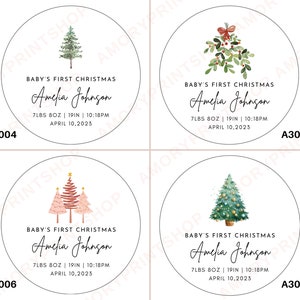 Op de afbeelding: Vier ronde kerstversieringsontwerpen met aquarel-illustraties van een kerstboom, een misteltak en een groep van drie kerstbomen. Elk ontwerp bevat de tekst "Baby's First Christmas", een naam, het geboortegewicht, de lengte, de geboortetijd en de geboortedatum.
