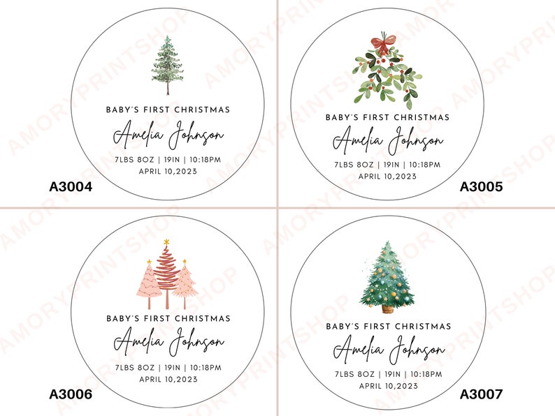 Op de afbeelding: Vier ronde kerstversieringsontwerpen met aquarel-illustraties van een kerstboom, een misteltak en een groep van drie kerstbomen. Elk ontwerp bevat de tekst "Baby's First Christmas", een naam, het geboortegewicht, de lengte, de geboortetijd en de geboortedatum.