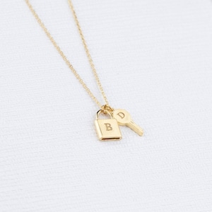 Collar de llave y cerradura, Collar de carta inicial de plata esterlina, Collar de nombre, Regalo personalizado, Joyería hecha a mano, Regalo de amor, Regalo de San Valentín
