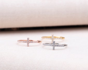 Delicato anello con croce di diamanti, gioiello religioso in argento sterling
