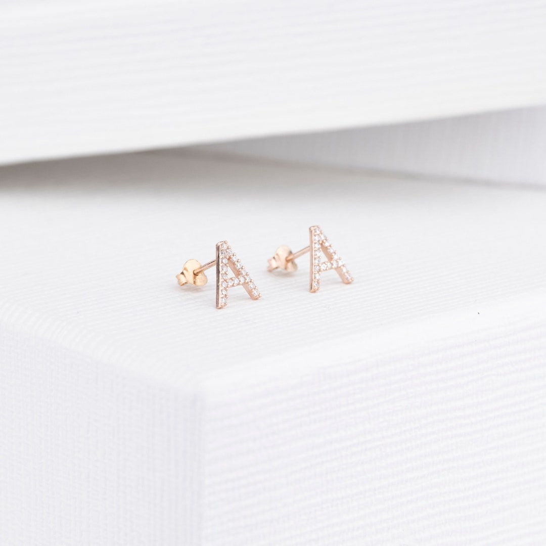 ファッション雑貨・小物その他 +DEINET+ D INITIAL EARRINGS IN SILVER KDTYM4S4211S100F KIKICHIC | NYC | Letter O Stud Earrings CZ Pave Sterling