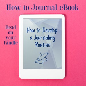 Peut inclure: Une liseuse blanche avec une couverture bleue et blanche qui dit "How to Develop a Journaling Routine". La liseuse est sur une surface rose. Le texte "Read on your Kindle" est visible sur le c&ocirc;t&eacute; gauche de l'image.