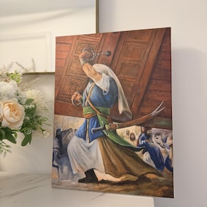 Può includere: Stampa su tela raffigurante una figura storica in tunica blu e bianca, che brandisce una spada. L'opera presenta una fascia marrone e verde, un copricapo bianco e uno sfondo di porta in legno e cavalieri.