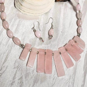 Parure collier et boucles d&#39;oreilles en quartz rose véritable - Alimentation rose