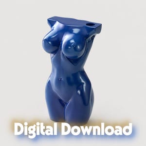 Könnte beinhalten: Eine glänzende, kobaltblaue Skulptur eines weiblichen Torsos. Die stilisierte Form weist definierte Brüste und eine glatte, geschwungene Silhouette auf. Die Oberseite ist flach mit einer kreisförmigen Öffnung. Der Text unten lautet "Digital Download".