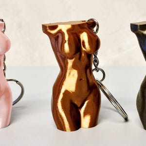 曲線美のある女性用バッグチャーム＆キーホルダー - シルク銅製 | 3Dプリントの女性らしいトルソーチャーム | 大胆なミニ彫刻キーホルダー | 彼女へのボディポジティブギフト