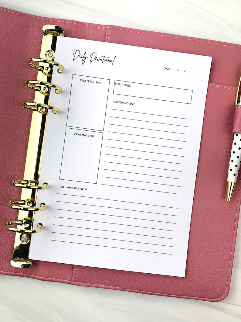 Pode incluir: Uma p&aacute;gina de planificador di&aacute;rio de devo&ccedil;&atilde;o imprim&iacute;vel branca com se&ccedil;&otilde;es para "Grateful For", "Scripture", "Observations", "Praying For" e "Life Application". A p&aacute;gina est&aacute; em um planificador encadernado em couro rosa.