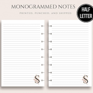 Papel de notas impreso tamaño carta medio, encuadernado en discos, con monograma inicial y páginas rayadas para notas.