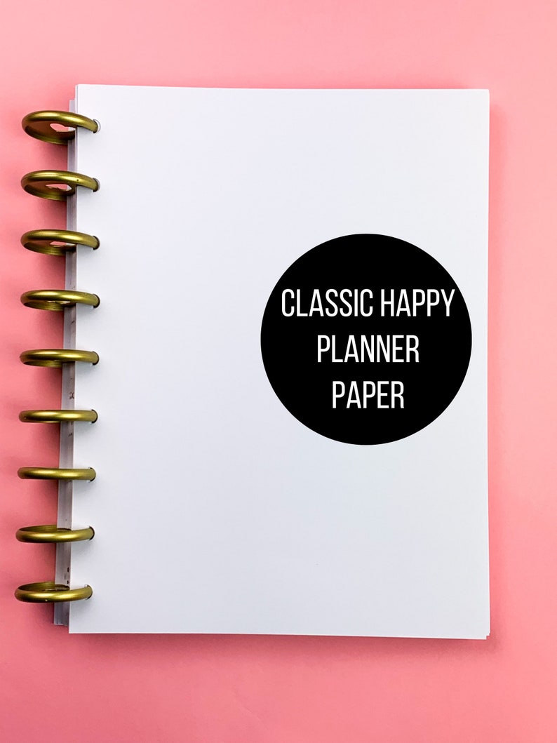 Puede incluir: Una agenda blanca con una encuadernaci&oacute;n en espiral dorada. La portada tiene un c&iacute;rculo negro con el texto "CLASSIC HAPPY PLANNER PAPER" en blanco.