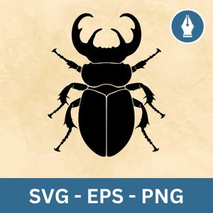 Puede incluir: Silueta negra de un ciervo volante con grandes mandíbulas, sobre un fondo beige. La imagen incluye el texto "SVG - EPS - PNG" en una pancarta azul en la parte inferior y un icono de pluma blanca en un círculo azul.
