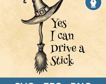 Könnte beinhalten: Schwarz-weiße Illustration eines Hexenhuts auf einem Besen mit dem Text "Yes I can Drive a Stick". Das Bild befindet sich auf einem beigefarbenen Hintergrund mit einem blauen Banner unten mit der Aufschrift "SVG - EPS - PNG".