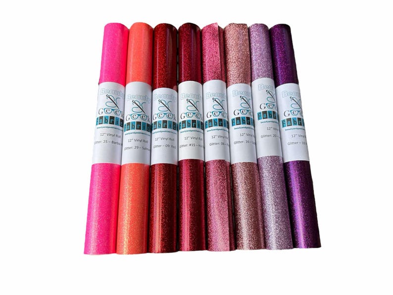 Puede incluir: Siete rollos de vinilo con purpurina de 30,5 cm de largo en varios colores, incluyendo rosa, naranja, rojo, burdeos, oro rosa, lavanda y morado. Cada rollo tiene una etiqueta que dice "Beaming & Good Fabrics" con un logotipo de una aguja de coser y unas tijeras.