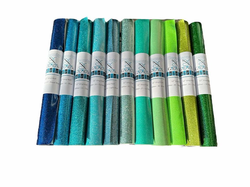 Puede incluir: Un conjunto de 12 rollos de vinilo con purpurina en varios tonos de azul y verde. Cada rollo tiene 30,5 cm de ancho y 45,7 cm de largo. Los rollos est&aacute;n etiquetados con el nombre de la marca "Crafting Goodies".