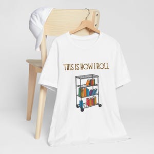 本好きのTシャツ。読書家、図書館の日、読書クラブ、本の虫へのギフトに最適。面白い文学Tシャツ。これが私の読書術。ブックカートTシャツ。