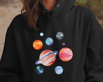 Könnte beinhalten: Ein schwarzer Hoodie mit einem Aquarell-Design von Planeten in Blautönen, Rot, Orange und Gelb.