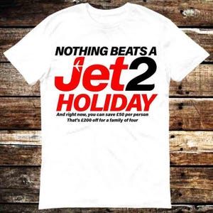 Puede incluir: Camiseta blanca con el texto "NOTHING BEATS A Jet2 HOLIDAY" en negro y rojo. La camiseta también incluye el texto "And right now, you can save £50 per person. That's £200 off for a family of four."