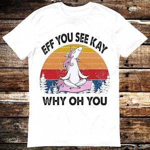 以下が含まれることがあります： ピンクの雲の上で瞑想するユニコーンが描かれたレトロな夕焼けのグラフィックがプリントされた白いTシャツ。Tシャツには「EFF YOU SEE KAY WHY OH YOU」の文字がプリントされています。