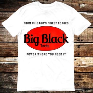 Könnte beinhalten: Weißes T-Shirt mit einem roten ovalen Logo, auf dem "Big Black Tools" steht, sowie dem Text "From Chicago's Finest Forges" und "Power Where You Need It."