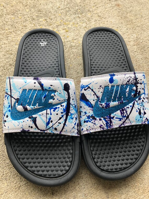 Claquettes personnalisees Nike personnalisees Chaussures streetwear Chaussures peintes a la main personnalisees Chaussures peintes a la main Pantoufles personnalisees Claquettes de createurs Etsy Fran...
