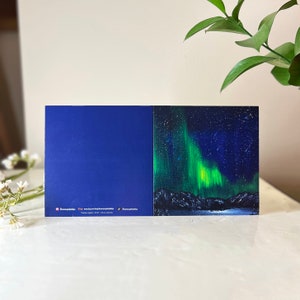 Carte de voeux d'aurores boréales, carte d'art d'aurores boréales, carte d'art de neige, carte d'art d'aurores boréales de montagnes, carte d'art de ciel nocturne d'aurores boréales
