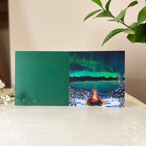 Carte de voeux de feu de camp, carte de voeux d'aurores boréales, carte d'art de lac, carte d'art d'aurores boréales de feu de camp, carte d'art de ciel nocturne d'aurore, art de ciel