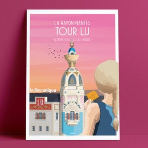 Peut inclure: Une illustration colorée d'un bâtiment avec un nid d'oiseau au sommet. Le bâtiment s'appelle "Tour Lu" et est situé à Nantes, en France. Le texte "La Rayon-Nantes Tour Lu - Lefevre-Utile Le Lieu Unique" est écrit en blanc sur fond rose. Le texte "le lieu unique" est écrit en noir sur fond blanc. L'illustration est de style rétro.
