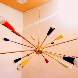 Lampadario Sputnik a 16 bracci multicolori dal design di metà secolo, lampada da soffitto in ottone realizzata a mano immagine 1